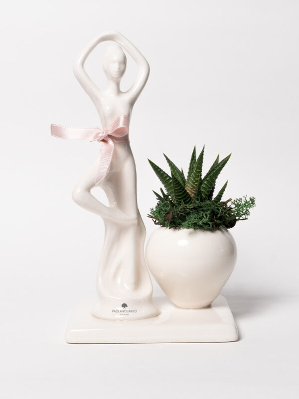 Pianta grassa in vasetto con ballerina su base